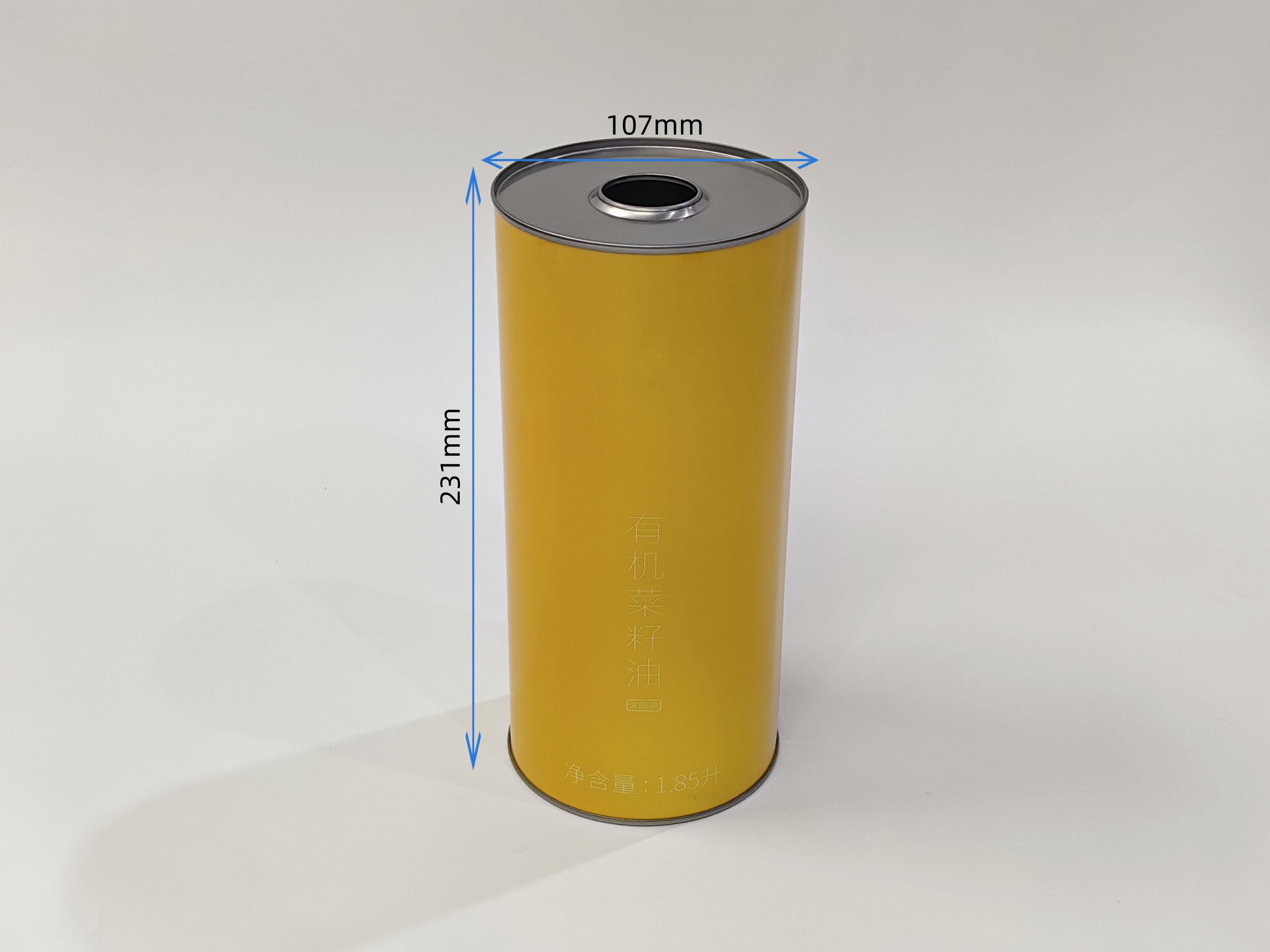 手握?qǐng)A形食用油鐵瓶 小米油鐵罐包裝